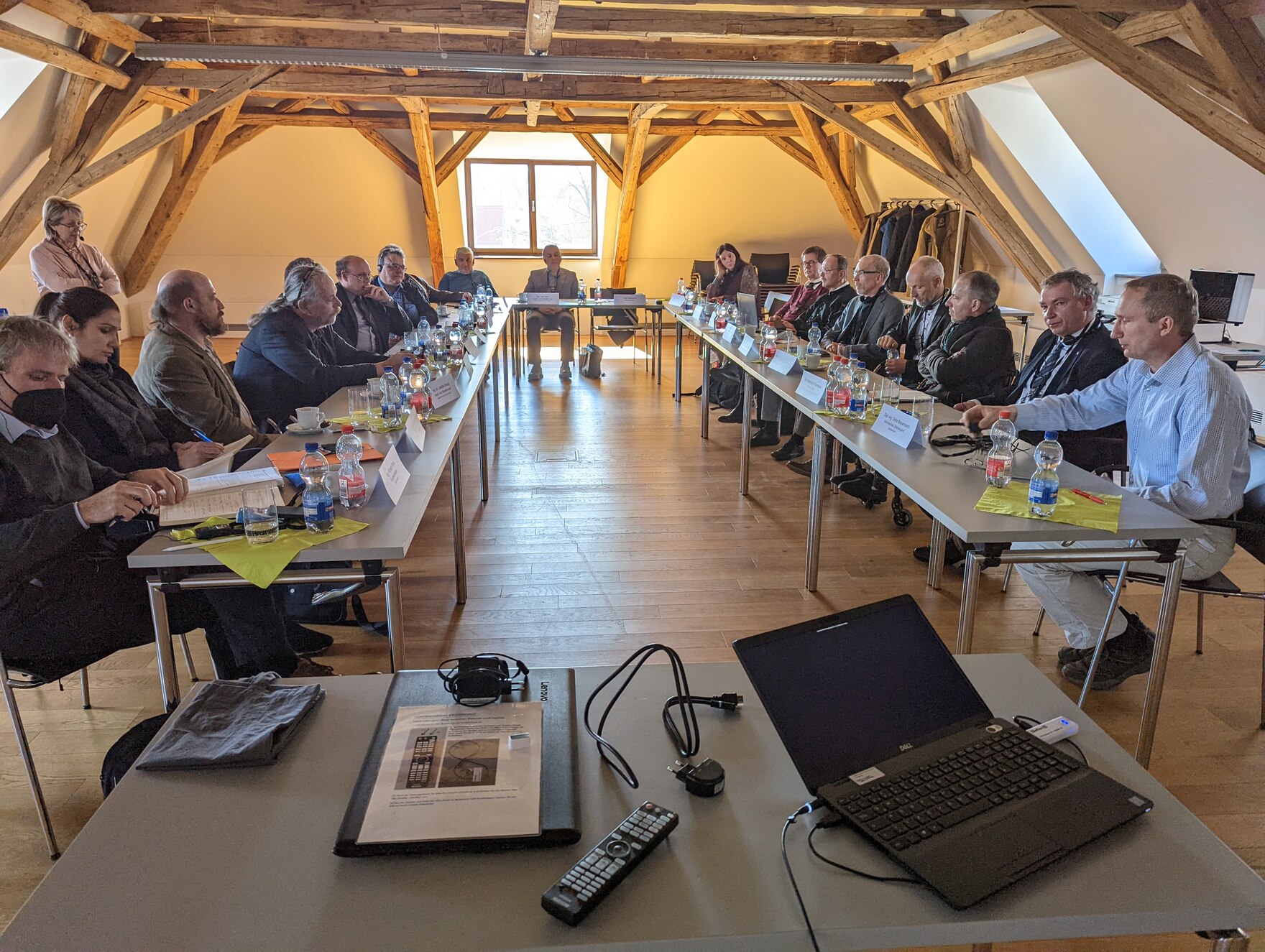 Beratung der Projektteilnehmer während des Treffens an einem Konferenztisch 