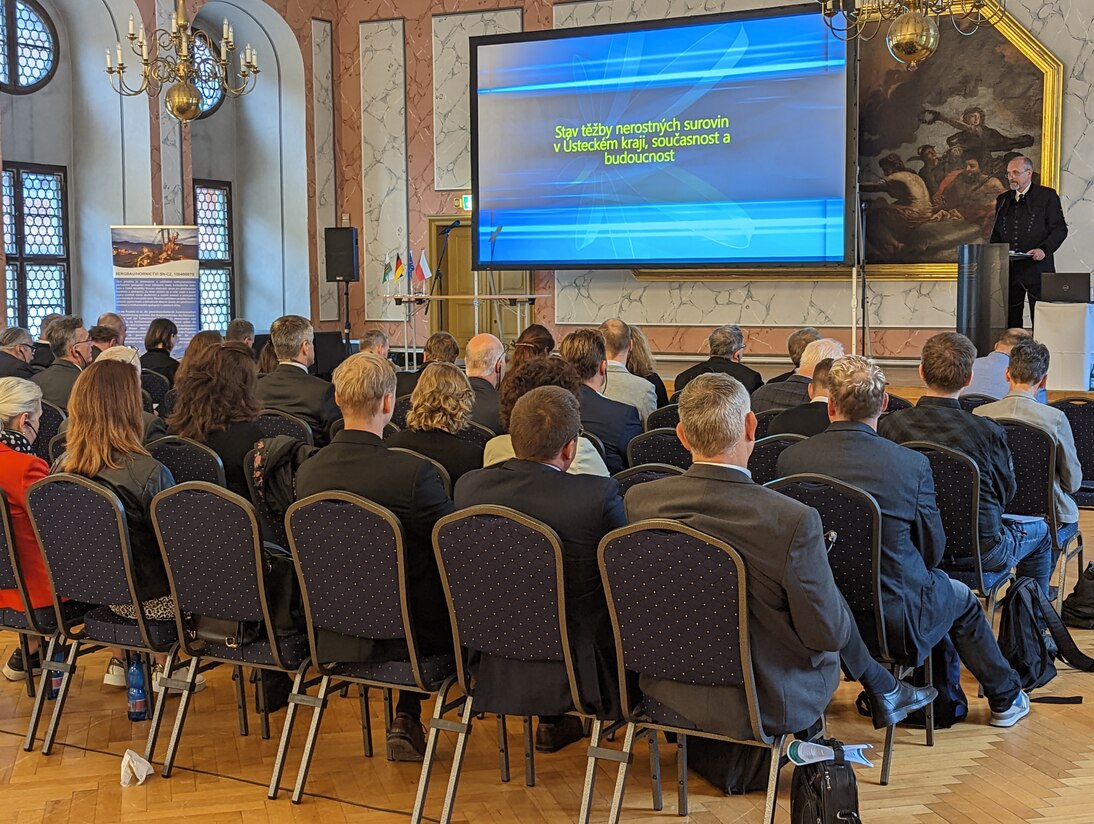 Oberberghauptmann Prof. Dr. Cramer spricht zu den Teilnehmern der Abschlusskonferenz