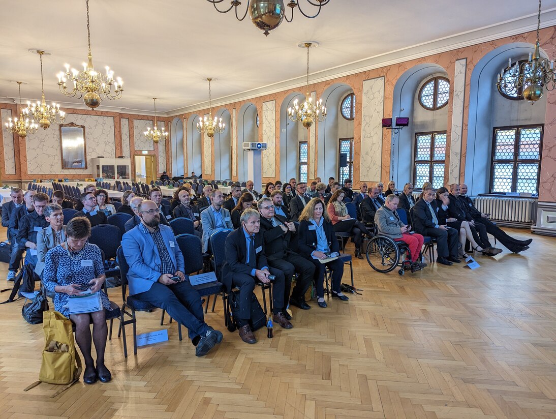 Teilnehmer der Abschlusskonferenz während des Vortrages