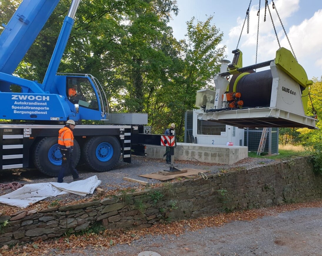 Aufbau Seilwinde für Fördermaschine auf dem Drei-Brüder-Schacht zum Materialtransport auf den Rothschönberger Stolln 