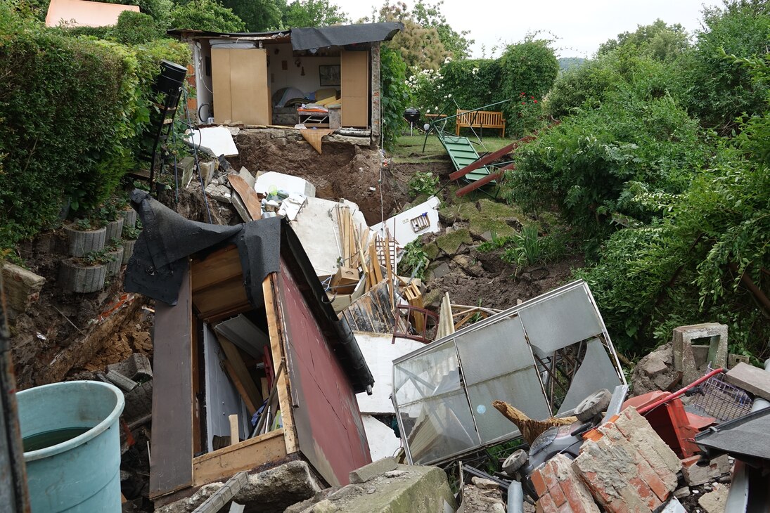 Flächenhafter Tagesbruch über altem Steinkohlenbergbau in der Gartenanlage an der Rotkopf-Görg-Straße in Freital 