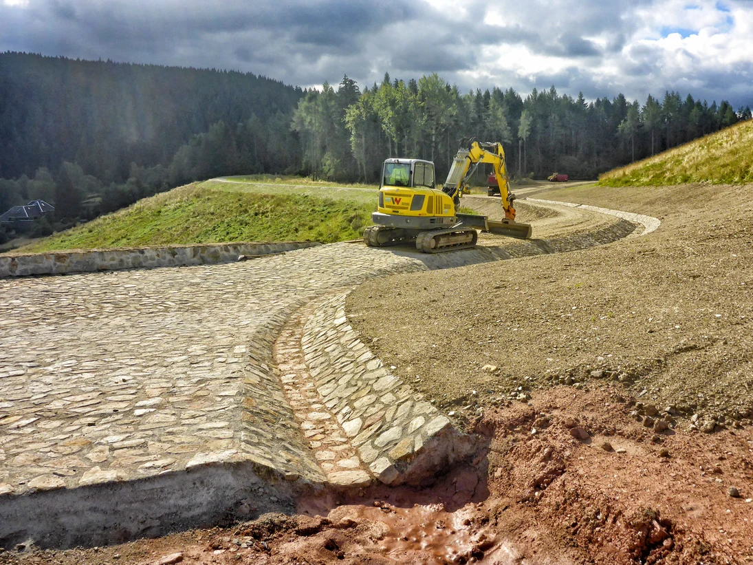 Herstellung Wegenetz auf Dammhalde Trockenbecken in Johanngeorgenstadt 