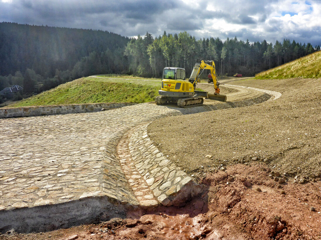 Herstellung Wegenetz auf Dammhalde Trockenbecken in Johanngeorgenstadt 