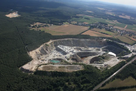Luftbild eines Festgesteinstagebaus 